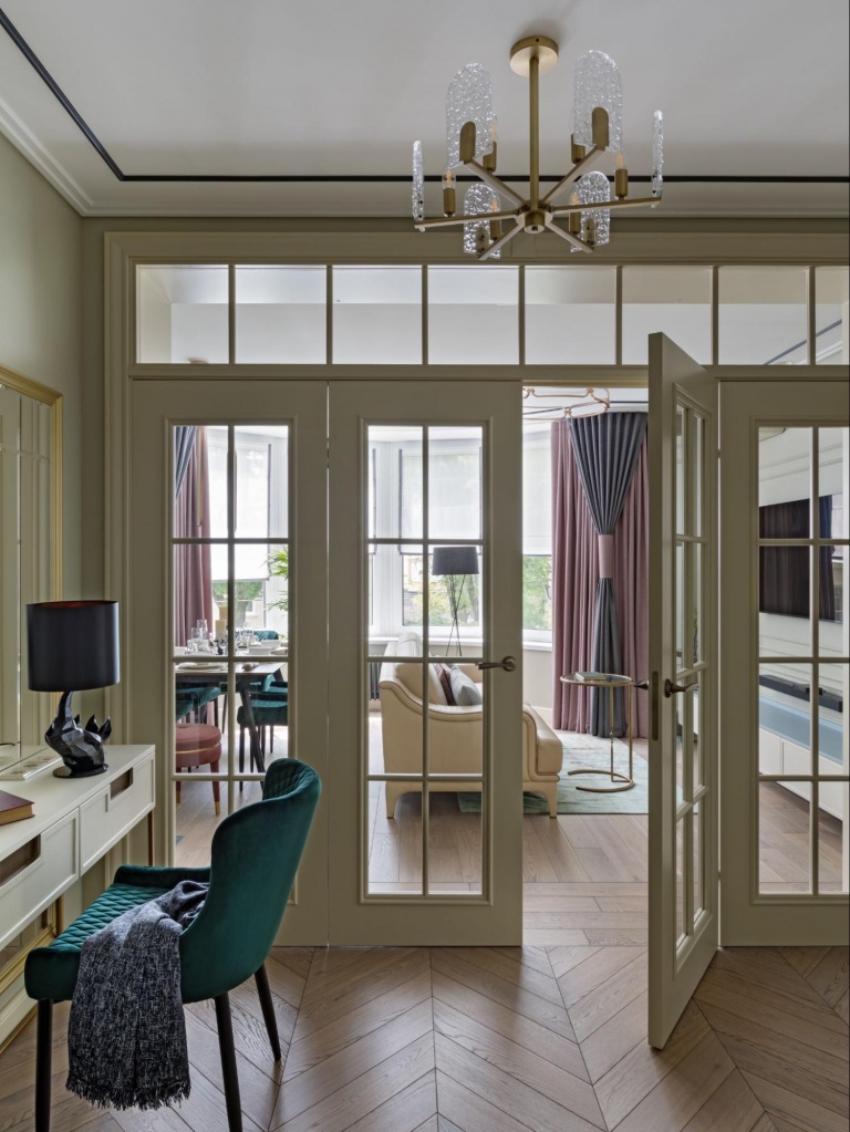 Межкомнатная раздвижная двустворчатая дверь со стеклянной фрамугой в гостинной