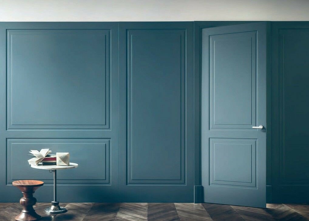 Стена облицована МДФ панелями окрашенными эмалью по каталогу RAL