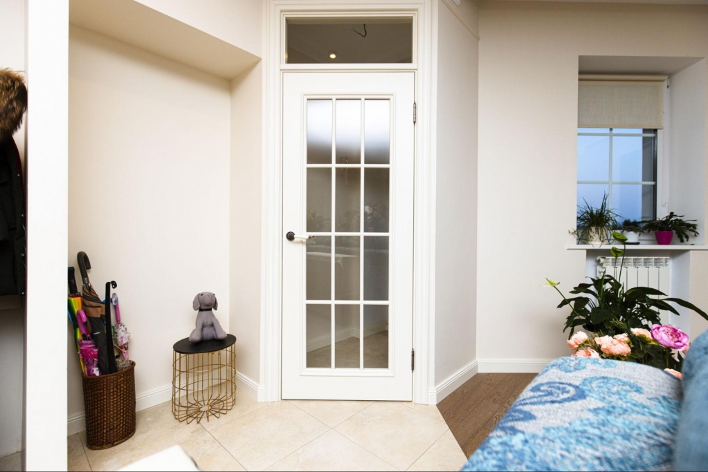 Межкомнатная дверь со стеклянной фрамугой